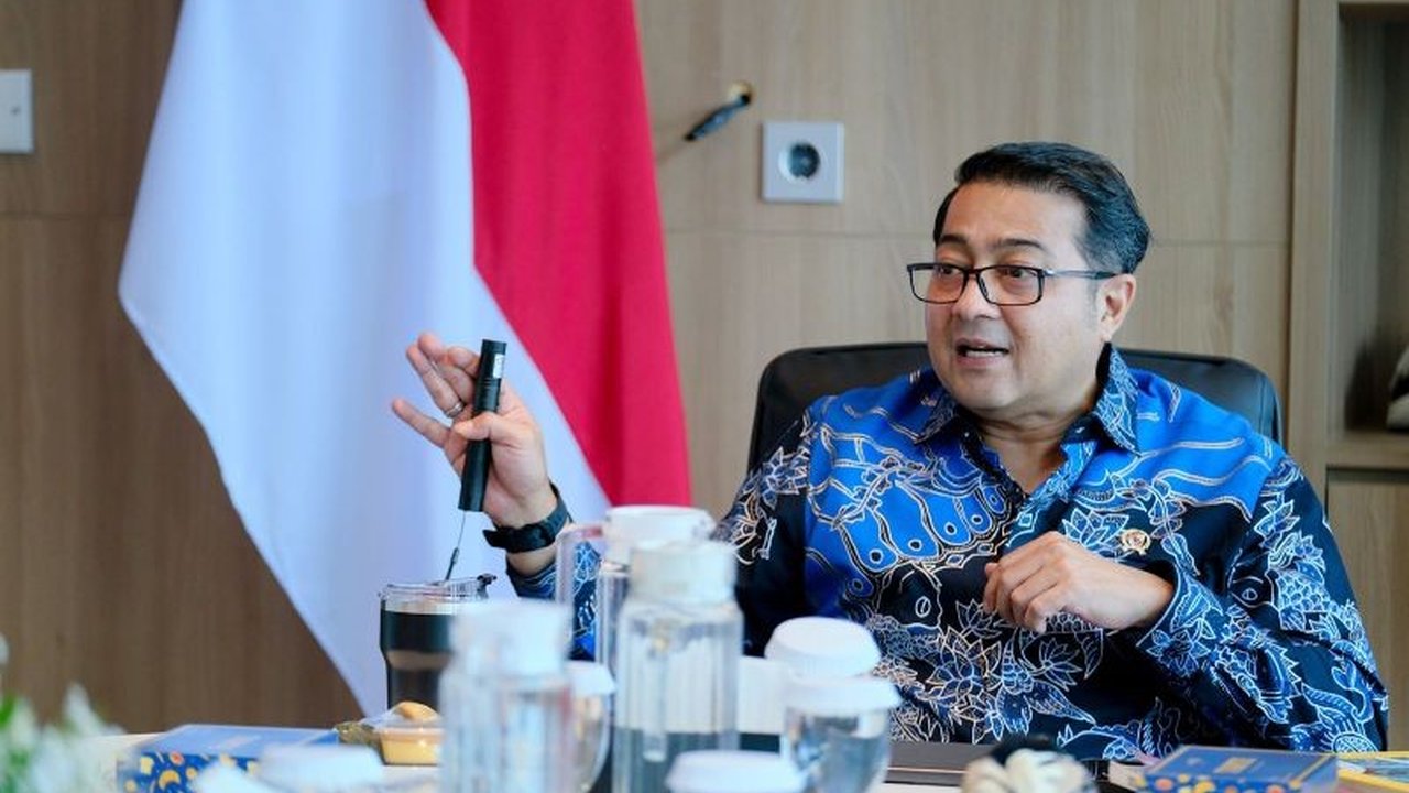 Kemenekraf siap kolaborasikan hexahelix (asosiasi, pemerintah, swasta, akademisi, lembaga keuangan, komunitas) untuk atasi tantangan perajin batik dan tingkatkan ekonomi kreatif.