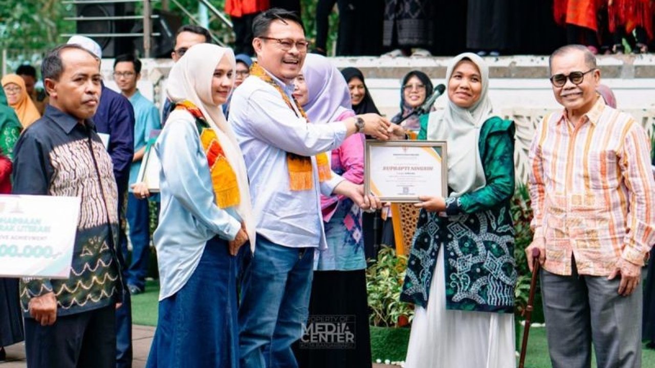 Kota Banjarbaru, Kalimantan Selatan, sukses menggelar Festival Literasi ke-5, mendorong minat baca dan apresiasi karya literasi lokal, sekaligus meluncurkan buku biografi tokoh berpengaruh.