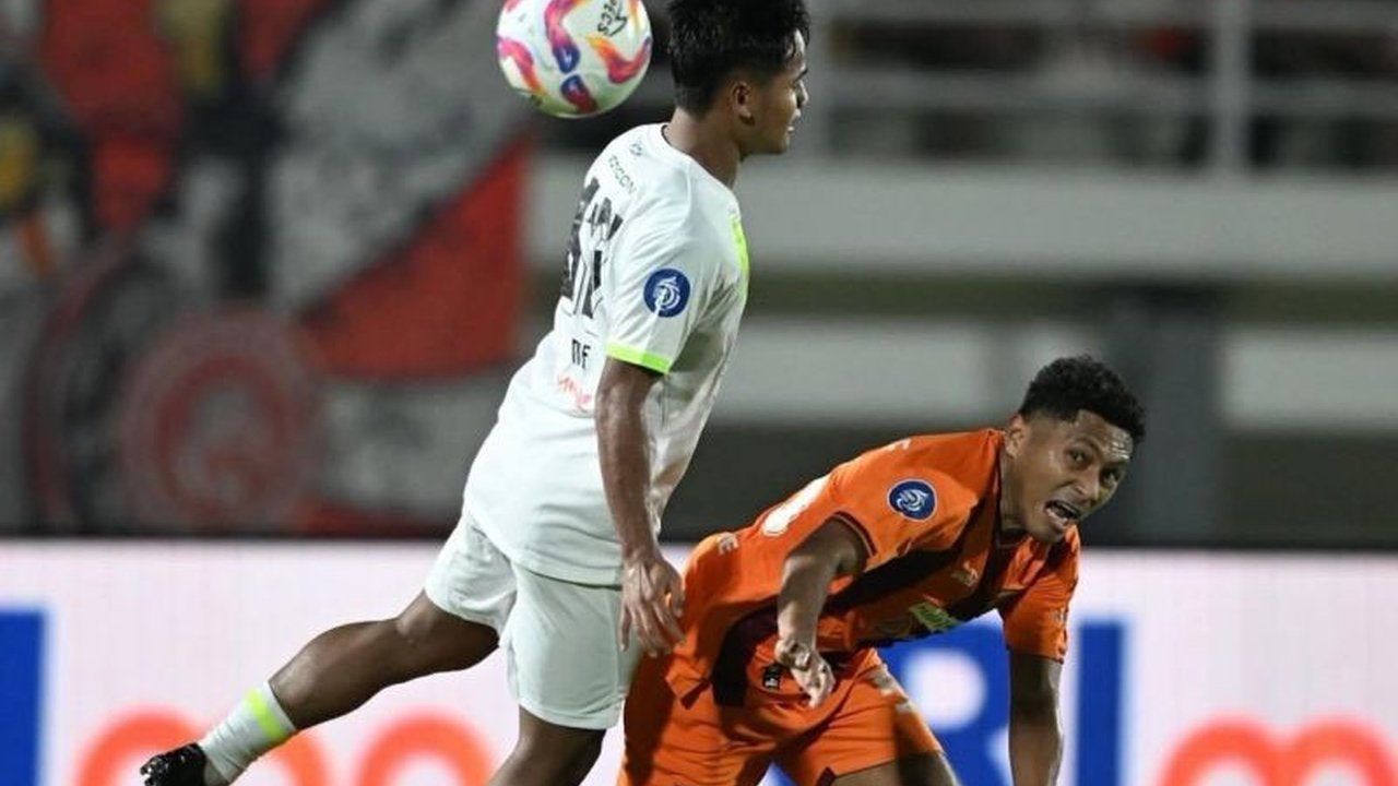 Borneo FC dan Persebaya Surabaya bermain imbang 1-1 dalam laga pekan ke-33 Liga 1 2024/2025 yang diwarnai drama penalti dan kartu merah untuk kiper Persebaya.