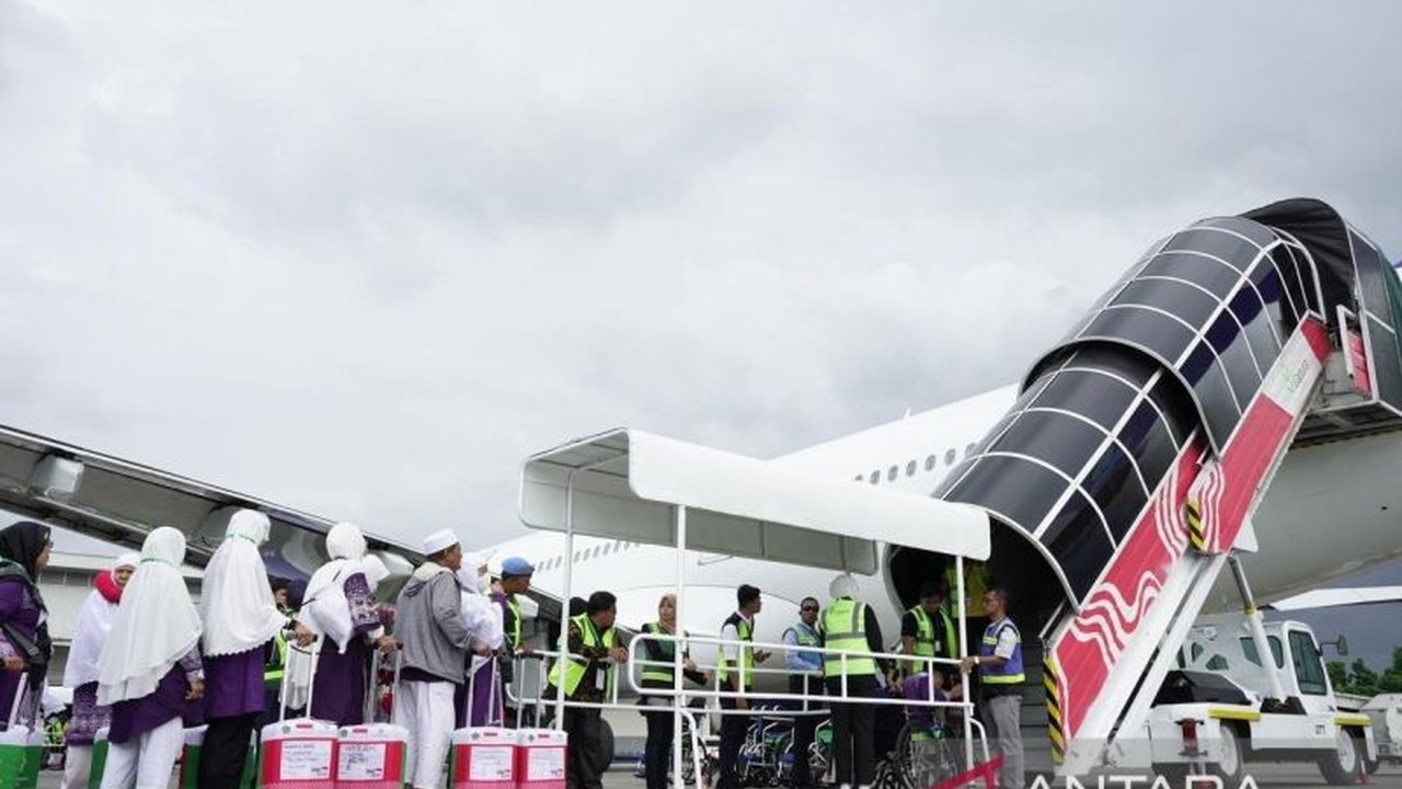 Pesawat Garuda Indonesia yang membawa 358 calon haji terpaksa kembali ke Bandara Kualanamu setelah mengalami masalah teknis pada pintu ruang avionics, namun penerbangan kembali dilanjutkan setelah perbaikan.