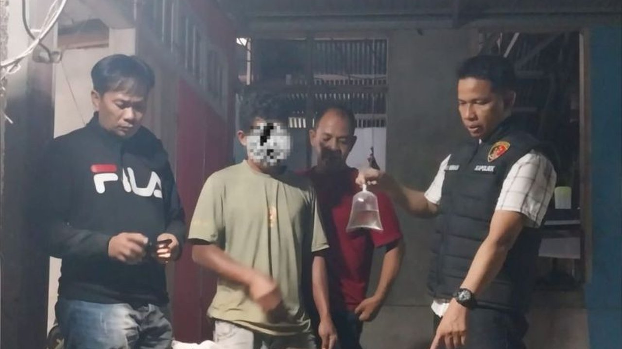Polres Sigi bersama TNI berhasil merazia 60 liter miras jenis cap tikus di Desa Sibedi dan Desa Lebanu, Sigi, Sulawesi Tengah, untuk mencegah gangguan kamtibmas.