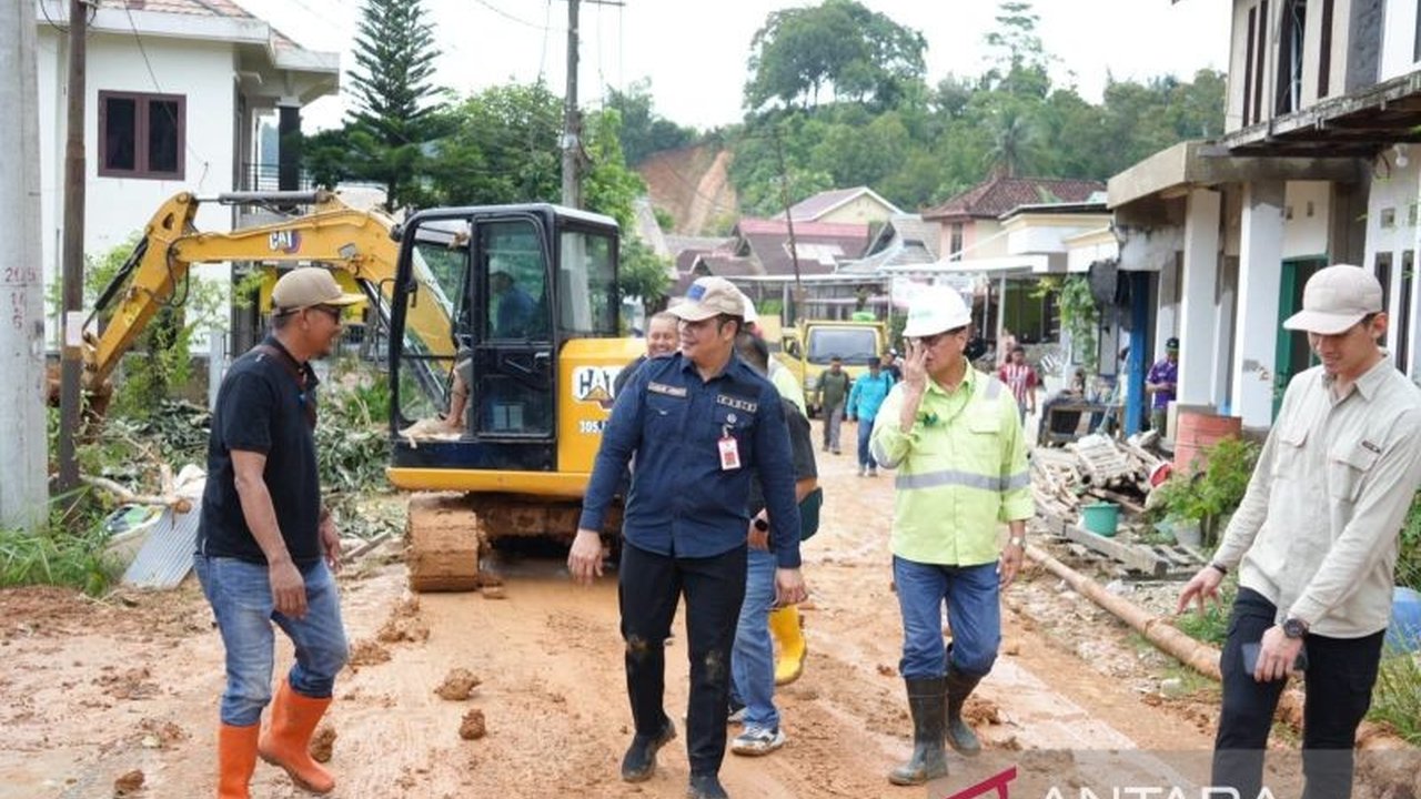 Dinas ESDM Kaltim berkolaborasi dengan berbagai pihak untuk memulihkan Desa Purwajaya, Kutai Kartanegara, yang terdampak longsor akibat curah hujan tinggi dan bekas tambang ilegal, merendam 64 rumah dan mengisolasi ratusan warga.