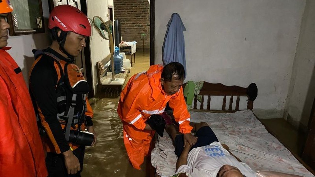 Banjir bandang Trenggalek akibat luapan Sungai Ngasinan menyebabkan 28 warga Desa Ngares terjebak dan berhasil dievakuasi Tim SAR gabungan.