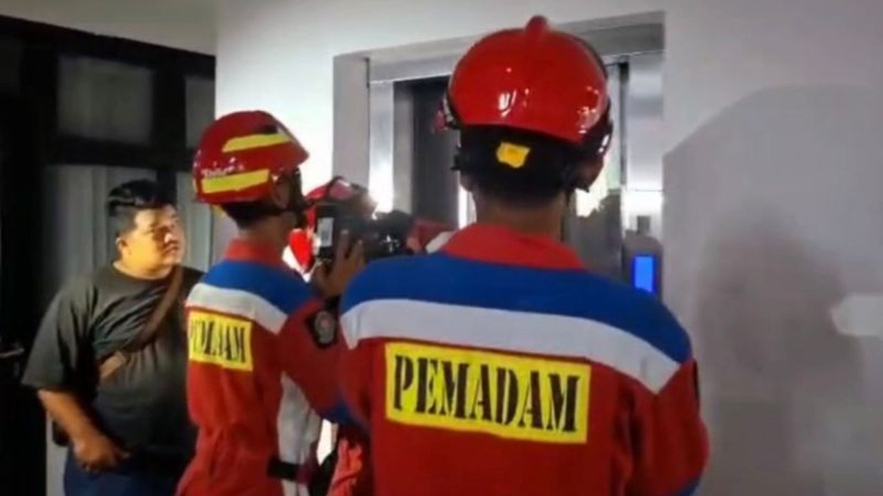 Lima orang terjebak lift macet di Gereja HKBP Kebayoran Lama, Jakarta Selatan, namun berhasil diselamatkan oleh petugas Gulkarmat Jaksel setelah sekitar satu jam upaya penyelamatan.