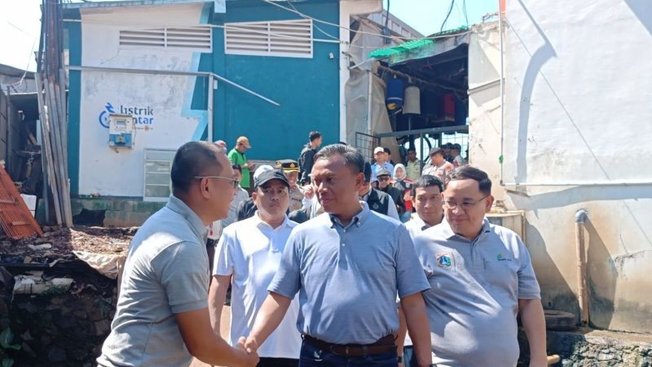 Wali Kota Jakarta Timur, Munjirin, memilih pendekatan persuasif dalam memberantas premanisme dan pungli, berkolaborasi dengan pihak kepolisian dan TNI dalam Operasi Berantas Jaya 2025.