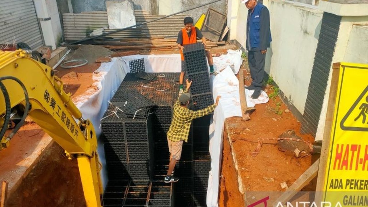 Pemerintah Kabupaten Bekasi membangun berbagai infrastruktur seperti kolam retensi dan sumur resapan untuk mengurangi dampak bencana banjir dan kekeringan serta meningkatkan kualitas drainase.