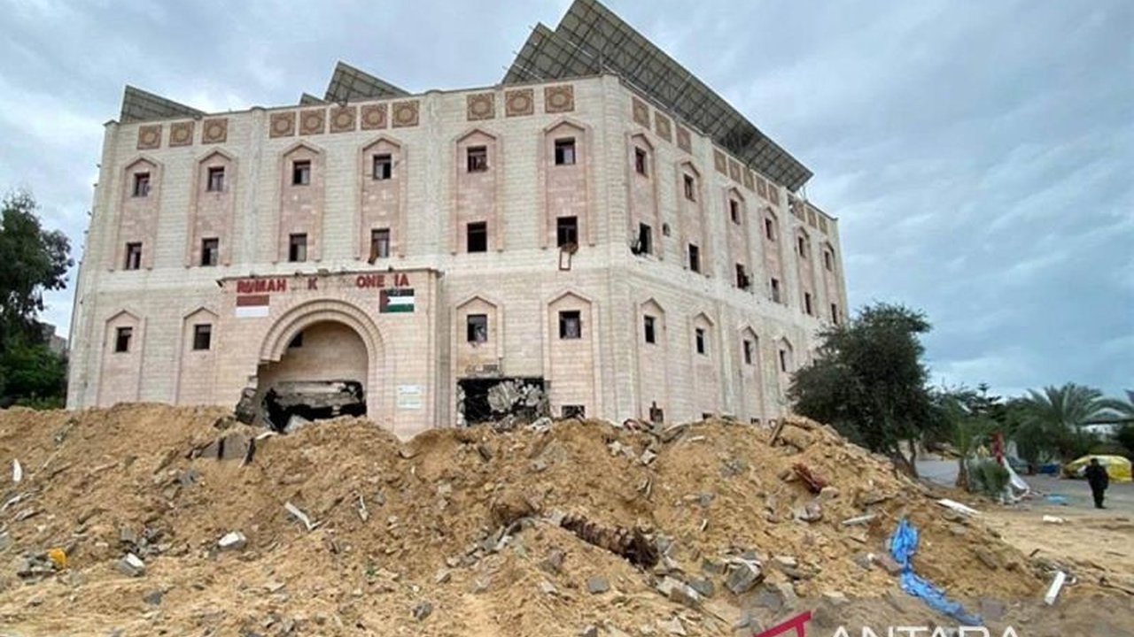 Tentara Israel mengepung Rumah Sakit Indonesia di Gaza, menembak siapapun yang bergerak, dan melukai pasien; situasi di rumah sakit lain di Gaza juga kritis.