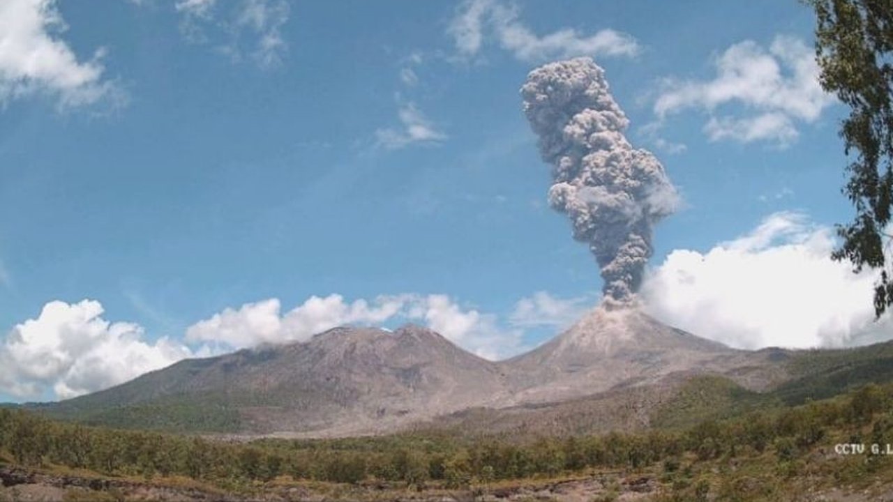 Gunung Lewotobi Laki-laki di Flores Timur, NTT erupsi dua kali pada Jumat, 2 Mei 2024, dengan kolom abu mencapai 5.084 meter di atas permukaan laut; warga diimbau menjauhi radius 6 km dari pusat erupsi.