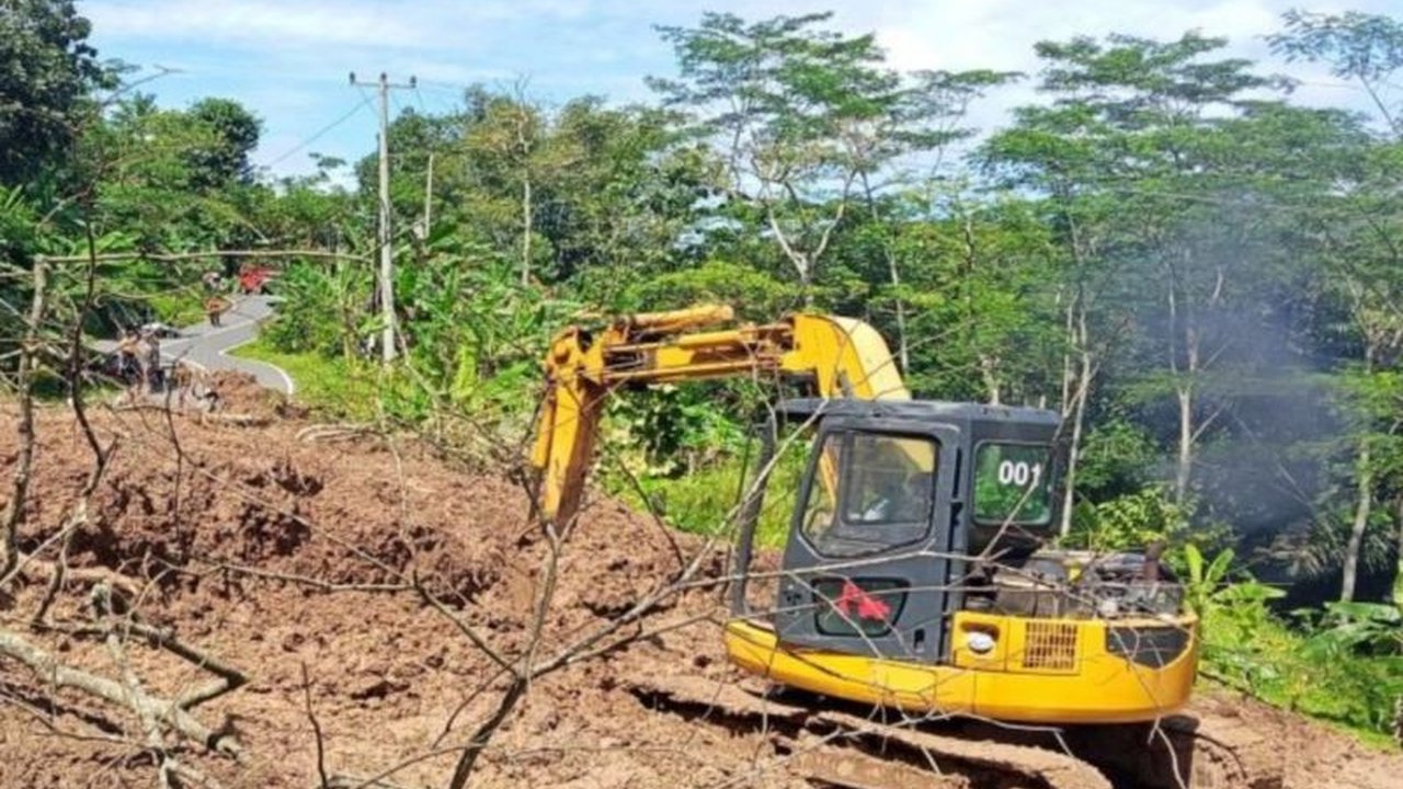 Bencana tanah longsor di Kuningan, Jawa Barat, menutup akses jalan Cipasung-Subang; BPBD setempat kerahkan alat berat untuk evakuasi material longsor dan membuka akses jalan kembali.