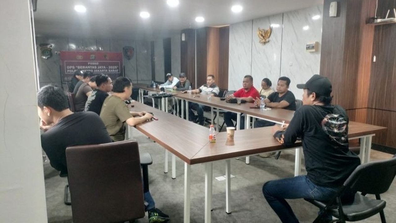Polisi di Jakarta Barat berhasil memediasi konflik antara warga Kebon Jeruk dengan debt collector, memastikan proses penagihan berjalan aman dan tanpa intimidasi.