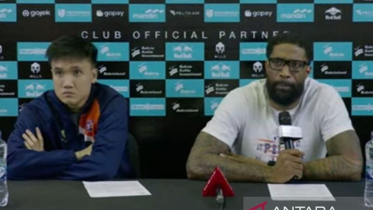 Pelatih Pelita Jaya Jakarta, Justin Tatum, memuji mentalitas pemainnya setelah kemenangan telak 92-59 atas Rajawali Medan di IBL 2025, sekaligus menegaskan posisi puncak klasemen.