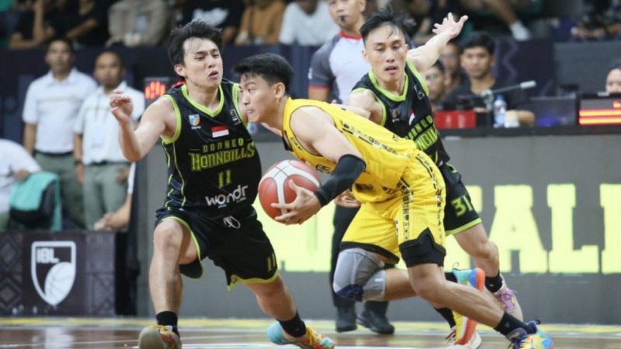Kesatria Bengawan Solo berhasil mengalahkan Borneo Hornbills dengan skor 85-83 di IBL 2025, berkat penampilan gemilang Abraham Wenas yang mencetak 23 poin.