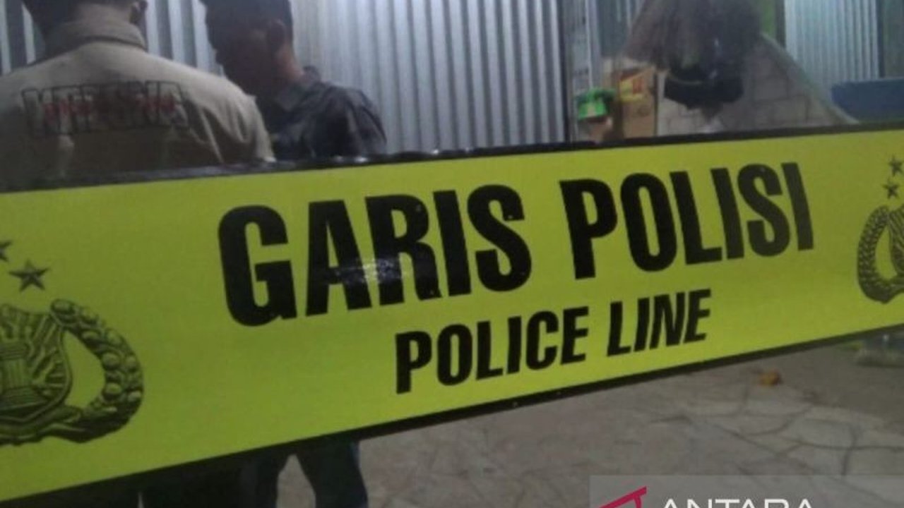 Polisi di Dharmasraya, Sumatera Barat, tengah menyelidiki perampokan bersenjata di sebuah toko grosir pada Kamis malam, 16 Januari 2024, yang mengakibatkan seorang pengunjung luka tembak dan kerugian ratusan juta rupiah.