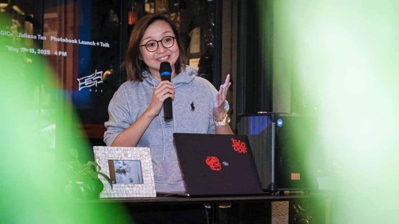 Wakil Menteri Ekonomi Kreatif (Wamenekraf) Irene Umar memberikan apresiasi pada buku fotografi 