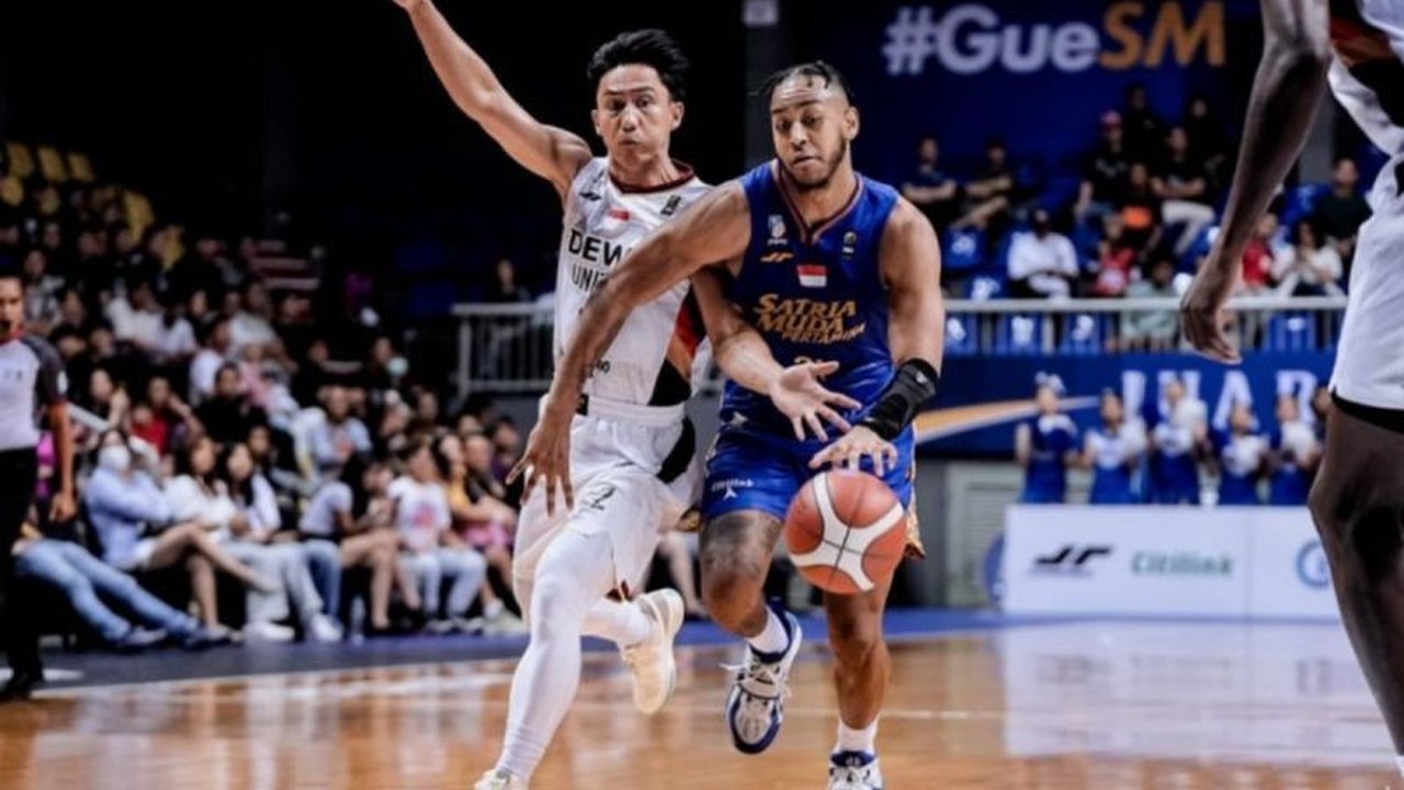 Satria Muda Pertamina Jakarta sukses memutus rekor 13 kemenangan beruntun Dewa United Banten dengan skor akhir 93-90 dalam laga pekan ke-15 IBL 2025, sekaligus membalas kekalahan di pertemuan pertama.