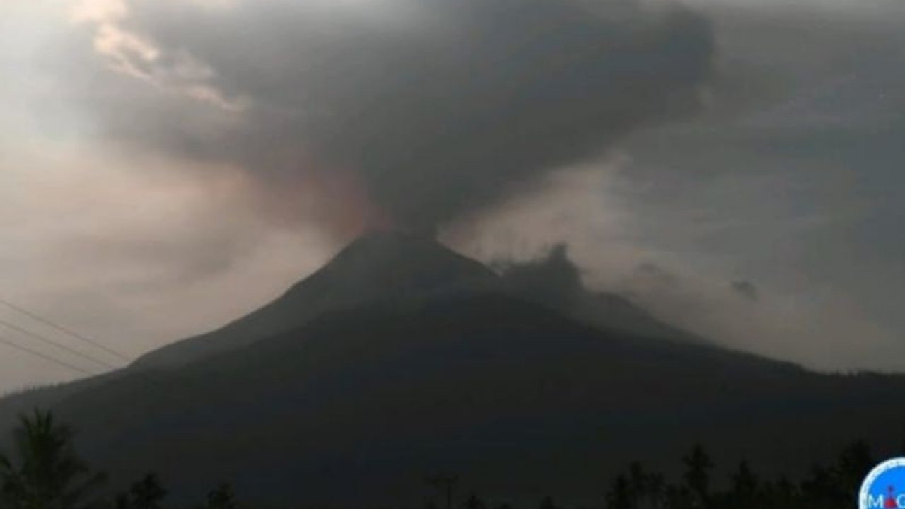 Gunung Lewotobi Laki-laki di Flores Timur, NTT, erupsi pada 19 Mei 2025 pukul 00.08 WITA, memuntahkan abu vulkanik setinggi 1.200 meter dan berstatus Awas (Level IV).