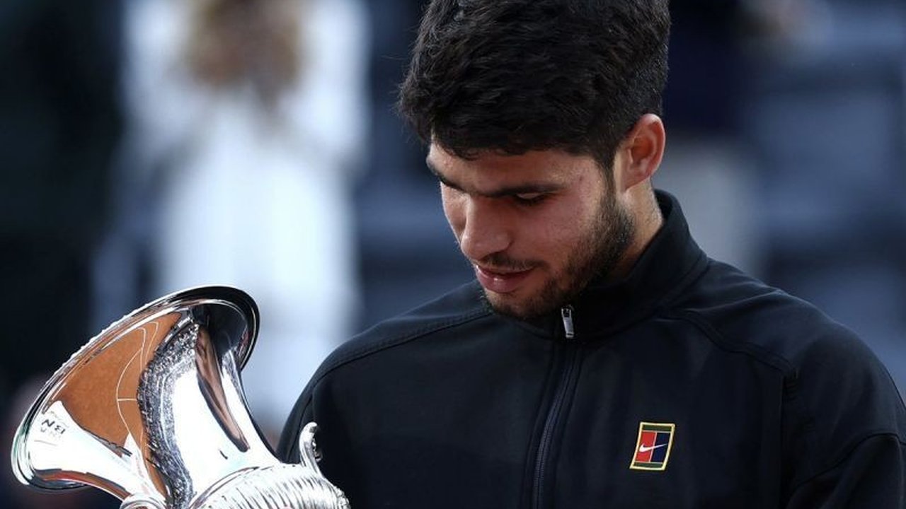 Carlos Alcaraz raih gelar Masters 1000 ketujuh di Roma setelah mengalahkan Jannik Sinner, sekaligus menambah kepercayaan diri jelang Roland Garros.