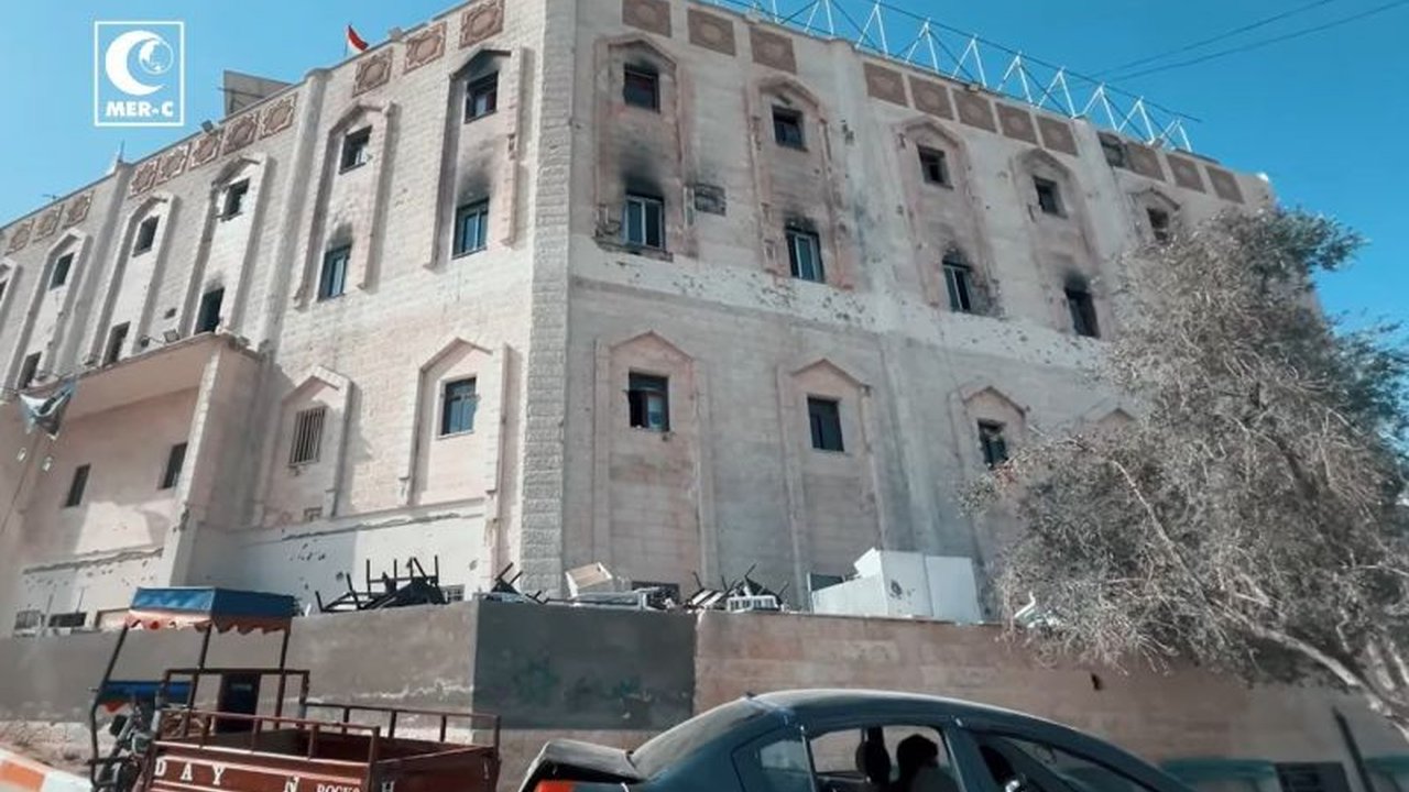 Serangan Israel menyebabkan kerusakan parah pada Rumah Sakit Indonesia di Gaza Utara, mengganggu layanan medis dan memaksa staf medis untuk bekerja dalam kondisi sulit.