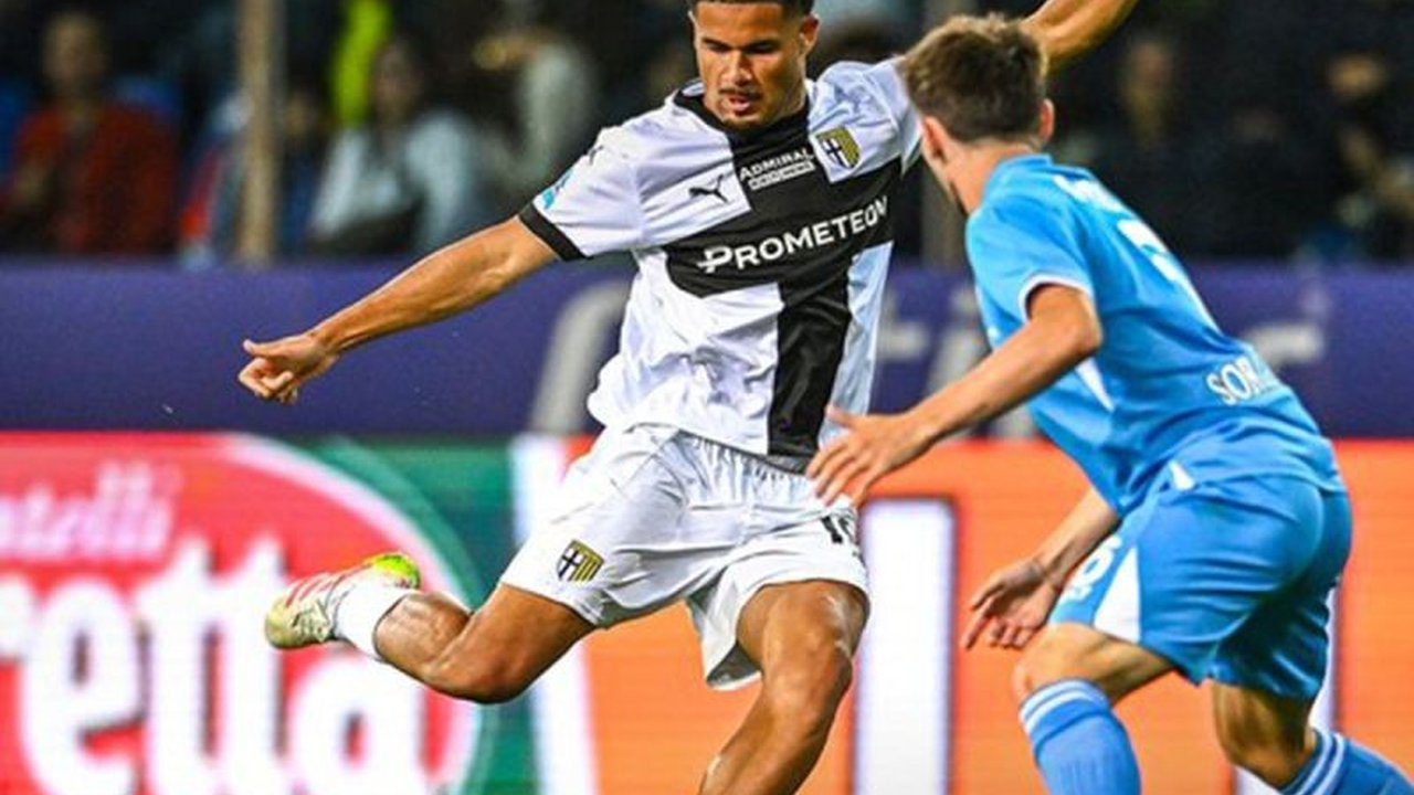 Napoli bermain imbang tanpa gol melawan Parma, tetapi tetap memimpin klasemen sementara Liga Italia, dan peluang juara masih terbuka lebar di laga terakhir.