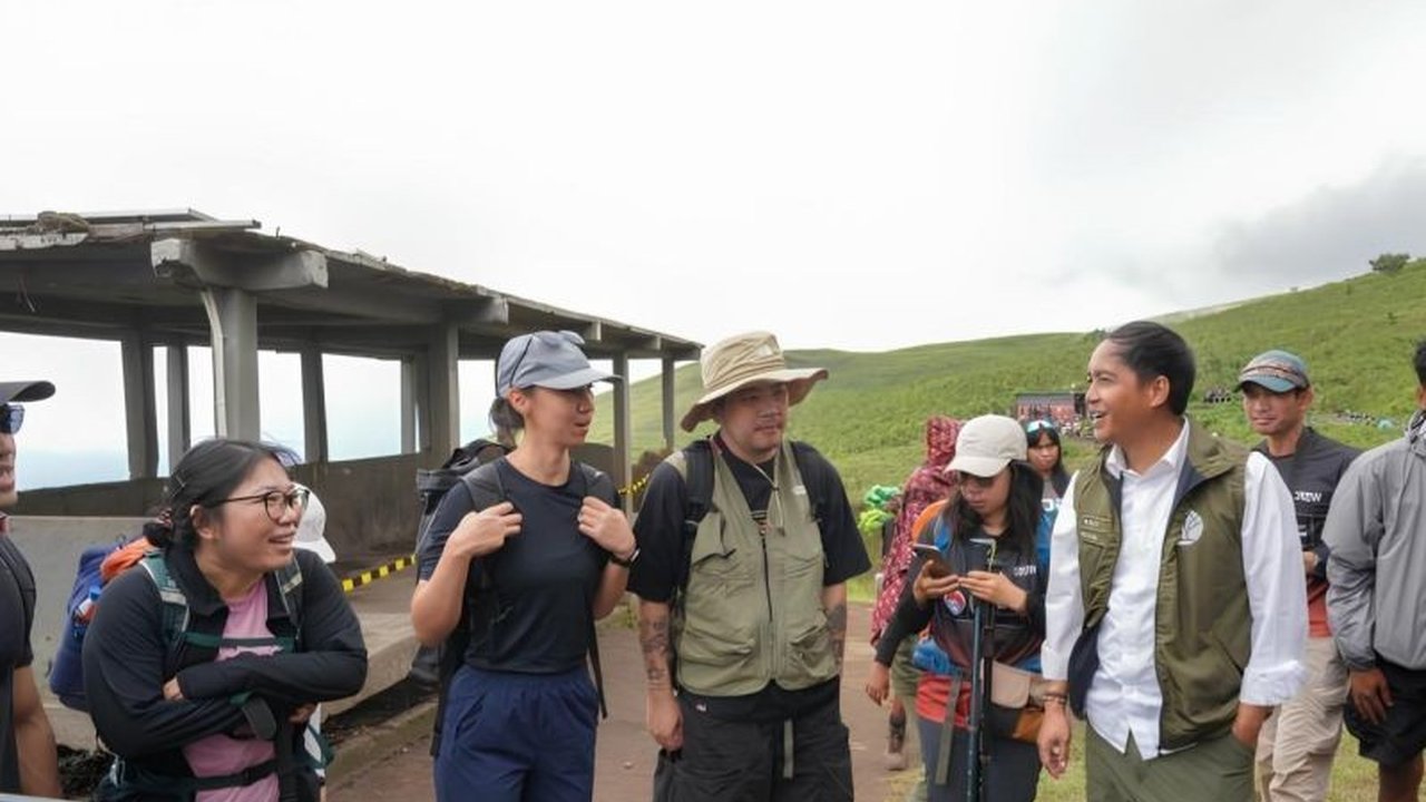Gunung Rinjani menjadi percontohan taman nasional nol sampah dan nol kecelakaan di Indonesia, menerapkan kebijakan ketat untuk menjaga kelestarian dan keselamatan pendaki.