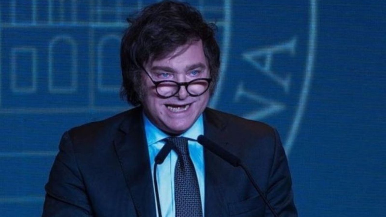 Presiden Argentina, Javier Milei, menuduh seorang jurnalis sengaja memukulnya dengan mikrofon usai memberikan suara dalam pemilihan parlemen Buenos Aires.