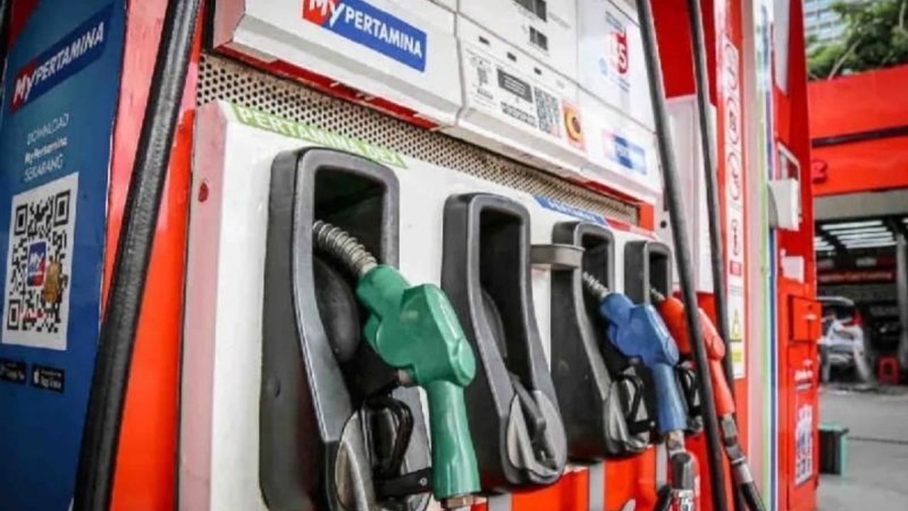 Pertamina memberikan kado Lebaran berupa penurunan harga Pertamax, sementara Jasa Marga memprediksi puncak arus balik Lebaran akan terjadi pada 5 atau 6 April mendatang.