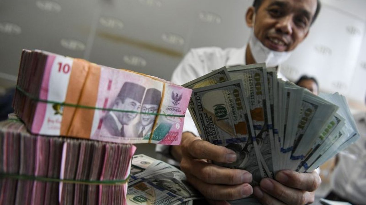 Rupiah berpotensi menguat terhadap dolar AS setelah Moody's menurunkan peringkat utang Amerika Serikat yang memicu pelemahan mata uang Paman Sam.
