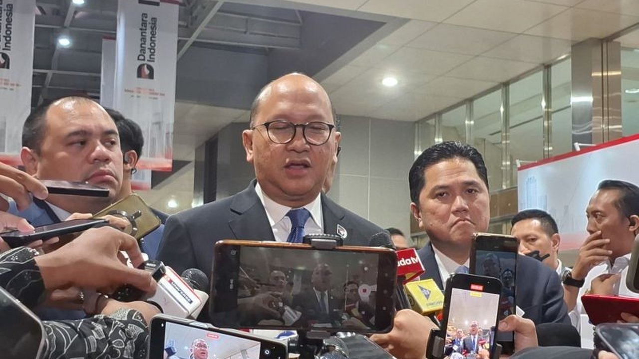 CEO Danantara, Rosan Roeslani, umumkan evaluasi menyeluruh BUMN untuk peningkatan imbal hasil investasi yang signifikan, sesuai arahan Presiden Prabowo, dengan tetap mengutamakan GCG dan keberlanjutan.