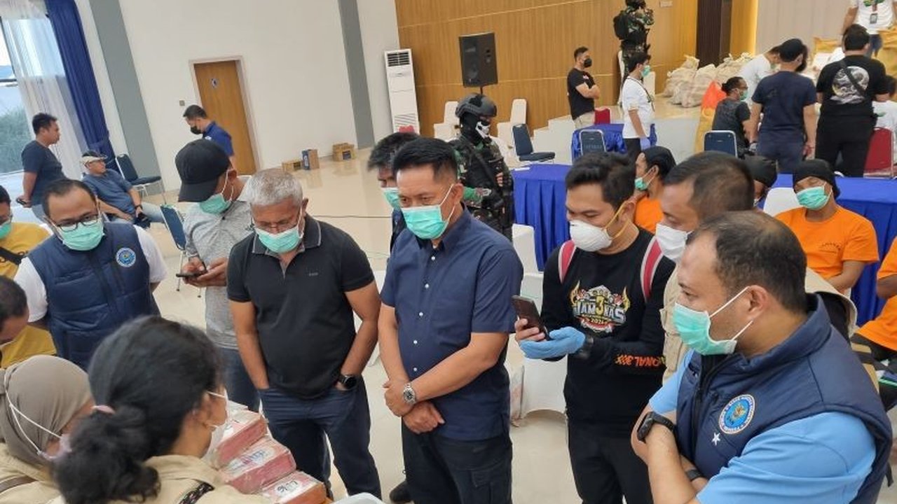 TNI AL lakukan perhitungan ulang narkoba selundupan di Kepri, berat barang bukti bertambah menjadi 2 ton, ungkap nilai fantastis Rp7,5 triliun.