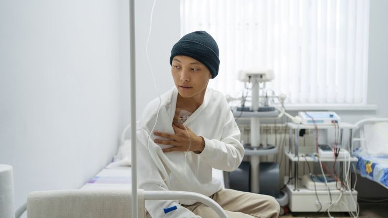 SVT adalah gangguan irama jantung dengan detak jantung terlalu cepat, berpotensi mengancam jiwa, dan sering dialami usia muda. Kenali penyebab dan cara mengatasinya!