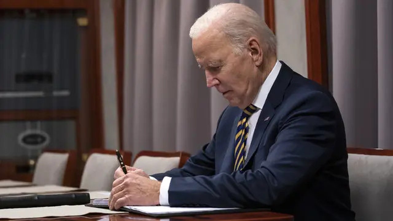 Kabar pengunduran dirinya ini disampaikan Joe Biden lewat media sosial. (AP Photo/Evan Vucci, Pool, File)