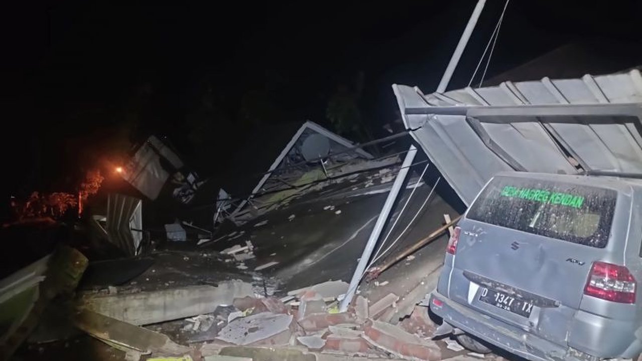 Longsor di Nagreg, Bandung, sebabkan tiga orang luka-luka dan puluhan warga mengungsi akibat curah hujan tinggi. Korban telah dievakuasi ke rumah sakit.