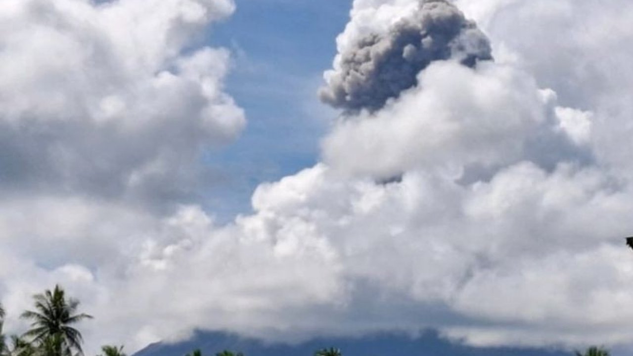 Gunung Ibu di Halmahera Barat erupsi pada Senin pagi, mengeluarkan abu vulkanik setinggi 800 meter. Status gunung saat ini Waspada.