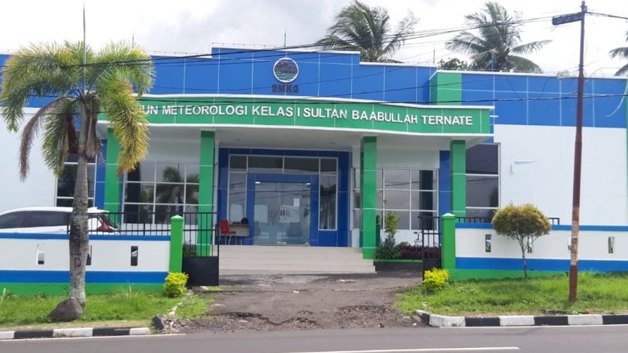 BMKG mengeluarkan peringatan dini potensi cuaca ekstrem di Maluku Utara hingga 25 Mei 2025, masyarakat diimbau waspada terhadap dampak hidrometeorologi.