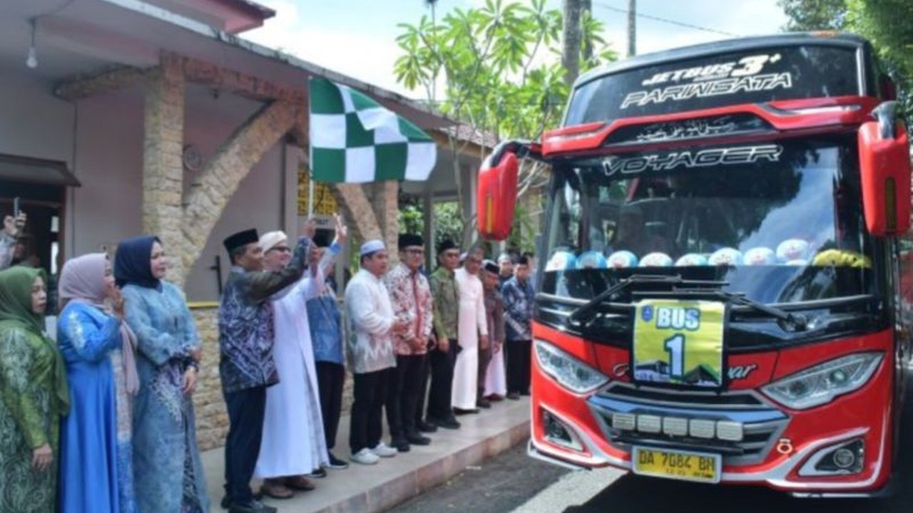 Sebanyak 296 calon haji asal Hulu Sungai Selatan, Kalsel, diberangkatkan menuju Asrama Haji Banjarbaru untuk persiapan keberangkatan ke Tanah Suci.