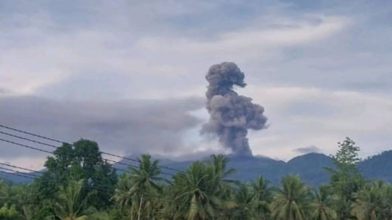 Gunung Dukono kembali erupsi dan semburkan abu vulkanik setinggi 1.300 meter, masyarakat diminta waspada dan siapkan masker.