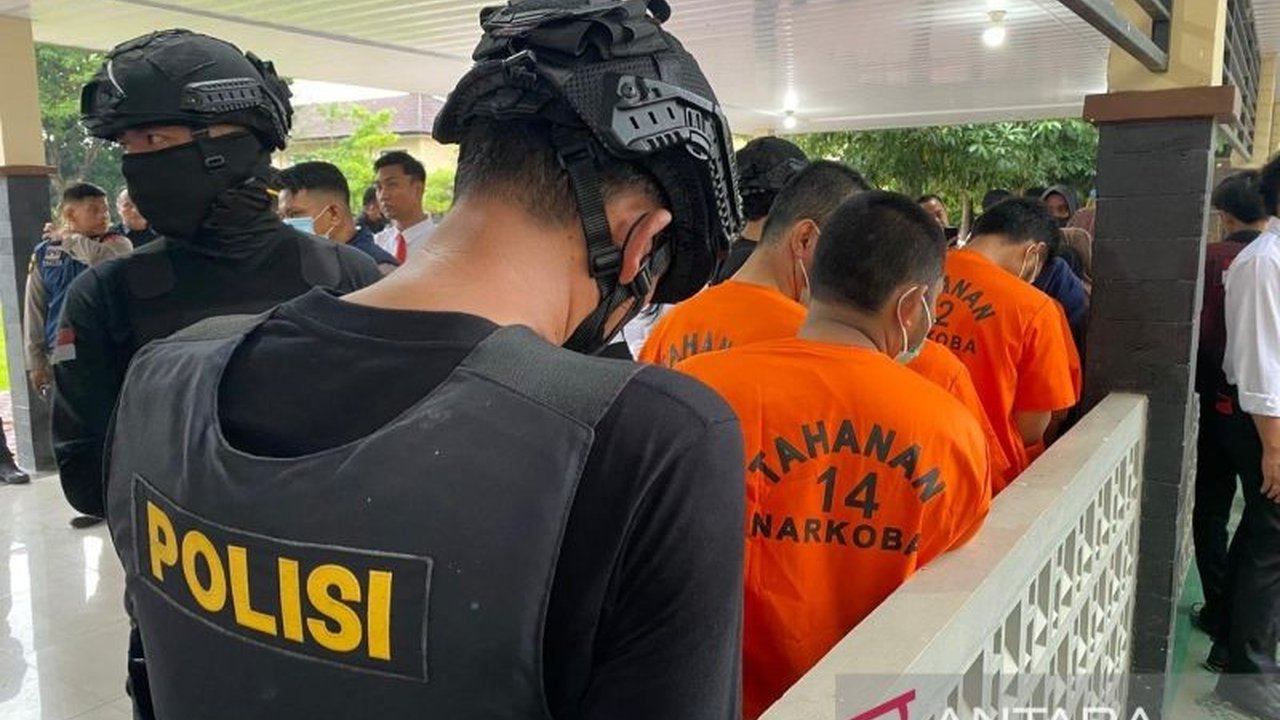 Polda Sultra berhasil mengungkap penyelundupan 7,4 kg sabu jaringan internasional dengan menangkap seorang kurir di Kendari.