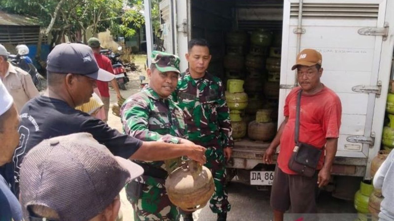 Warga HST Kalsel Antusias Borong Gas 3 Kg di Pasar Murah TMMD ke-124
