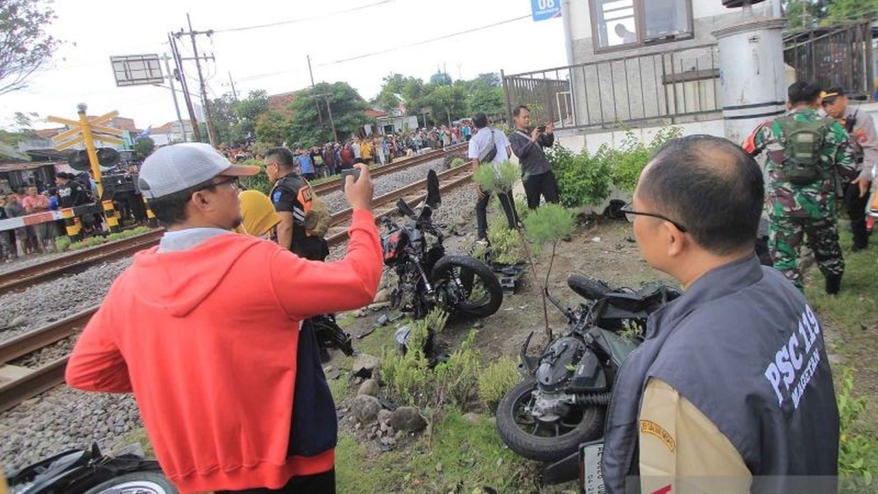 Polisi ungkap identitas korban tewas kecelakaan KA Malioboro Ekspres di Magetan. Investigasi mendalam dilakukan untuk mengungkap penyebab pasti.