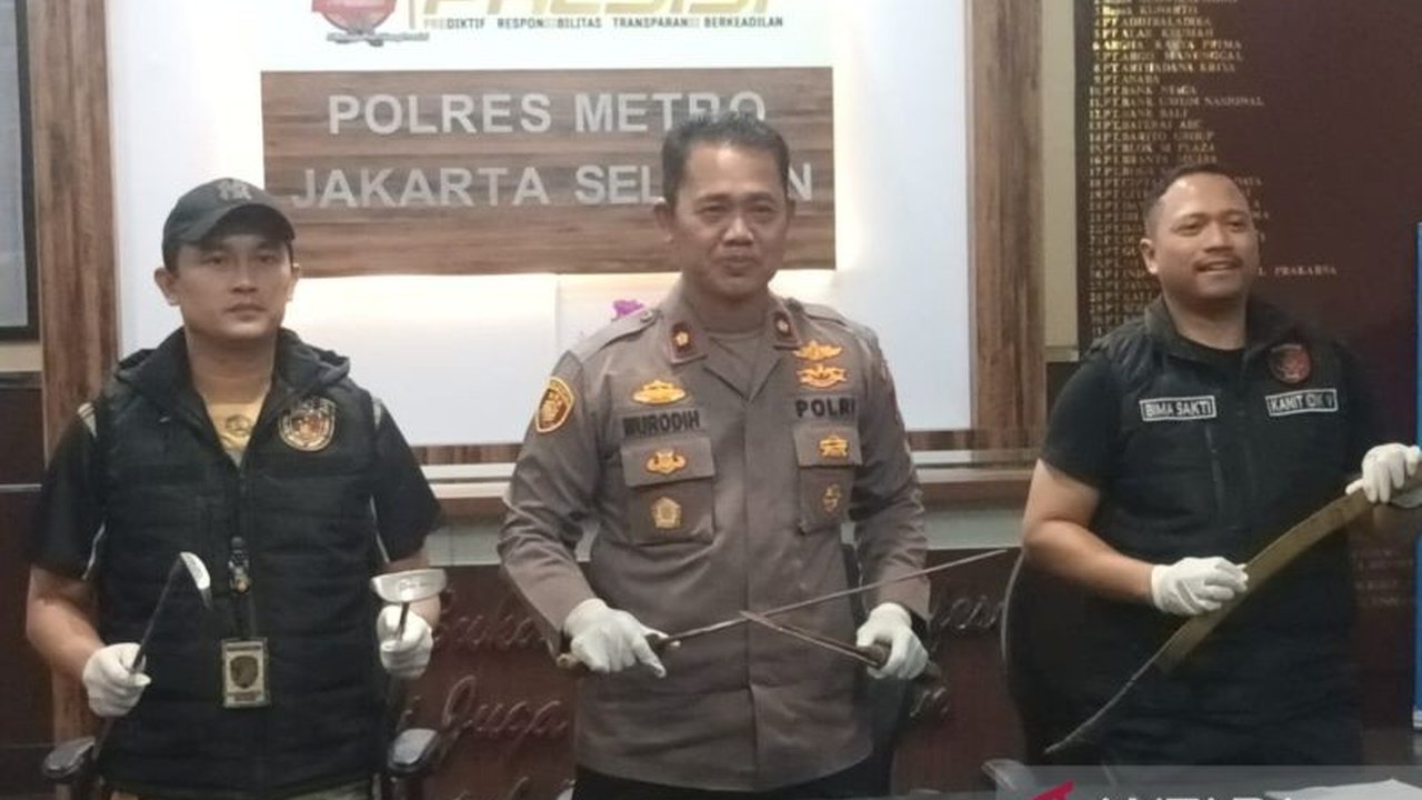 Polres Metro Jakarta Selatan menangkap 23 preman berkedok juru parkir terkait Operasi Brantas Jaya 2024, menyita barang bukti uang tunai dan senjata tajam.