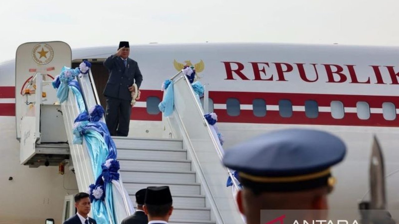 Presiden Prabowo tiba di Jakarta setelah kunjungan resmi tiga hari di Thailand, mempererat kemitraan strategis kedua negara.