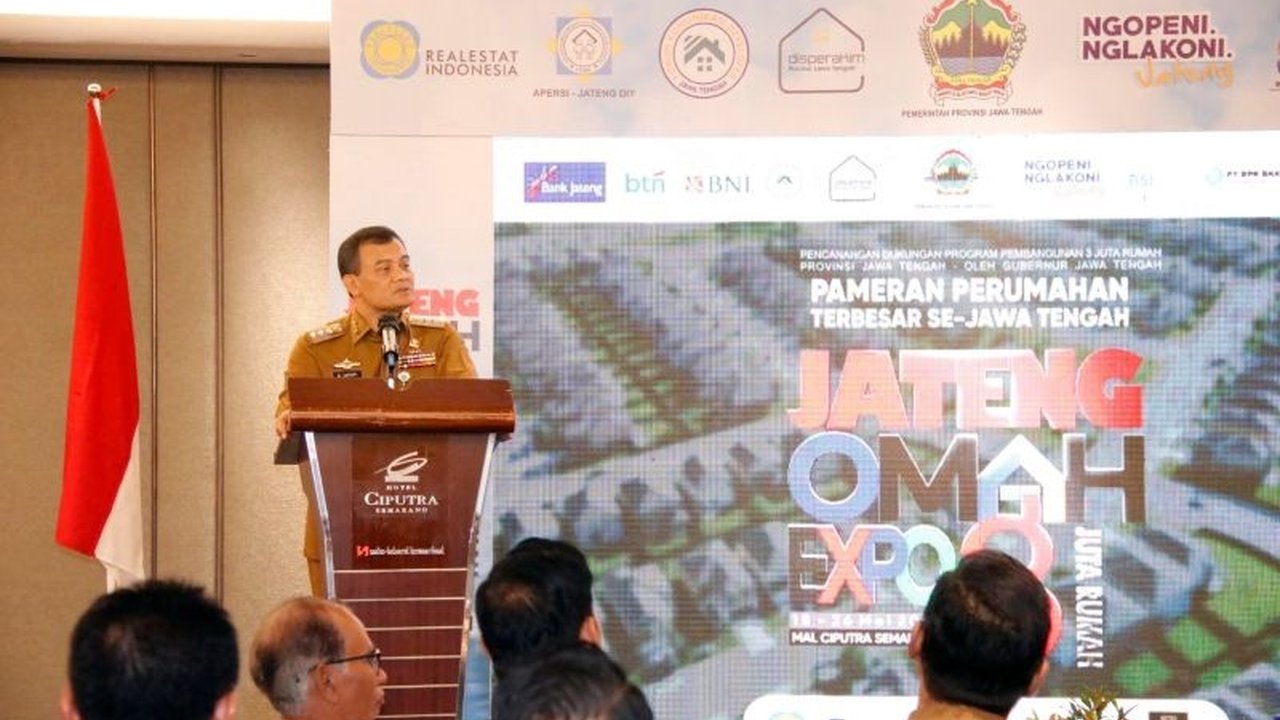 Gubernur Jateng mengajak pengembang perumahan untuk menyediakan rumah subsidi yang layak sebagai upaya menekan angka kemiskinan di Jawa Tengah.