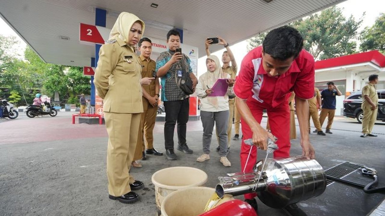 Wali Kota Mojokerto, Ika Puspitasari, sidak SPBU dan toko emas untuk memastikan takaran akurat, melindungi konsumen dari kerugian.