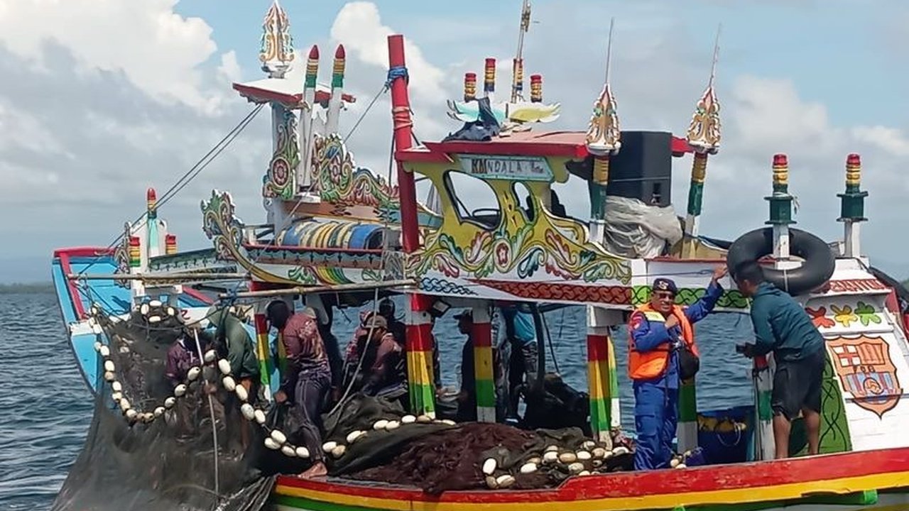 Satpolairud Probolinggo amankan tiga kapal Bolga yang melanggar batas wilayah tangkap ikan, tindak tegas pelanggaran untuk lindungi nelayan kecil.