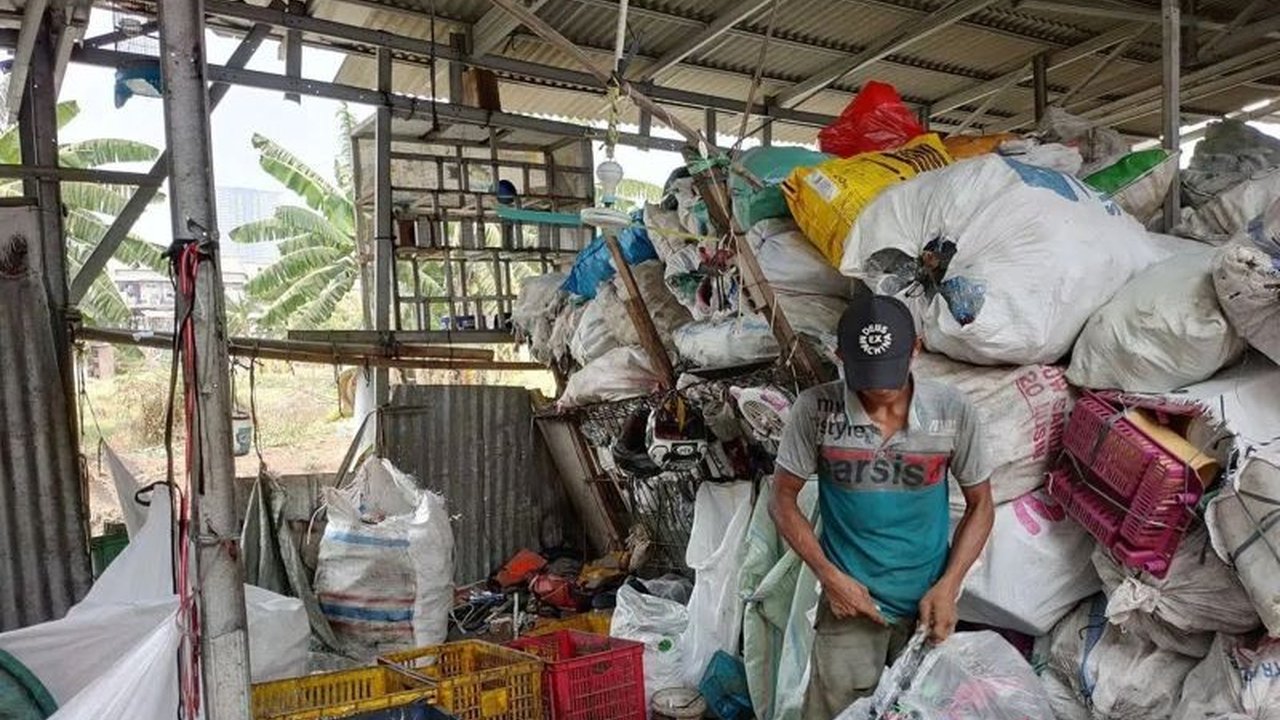 Jakarta Barat optimalkan Bank Sampah Unit RW sebagai langkah efektif menangani masalah sampah melalui program percepatan pengelolaan sampah.