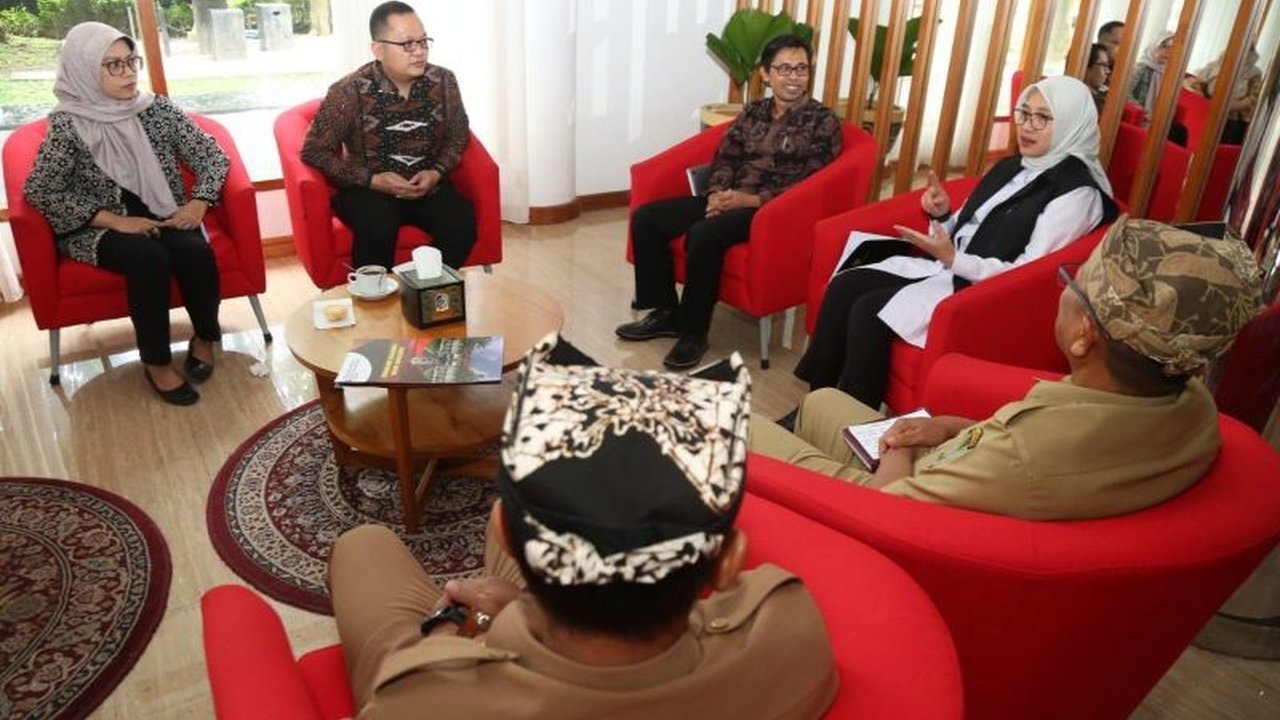 UGM mengkaji Banyuwangi sebagai model pembangunan daerah berbasis inovasi, menyoroti konsistensi dan dampak inovasi pada kesejahteraan masyarakat.