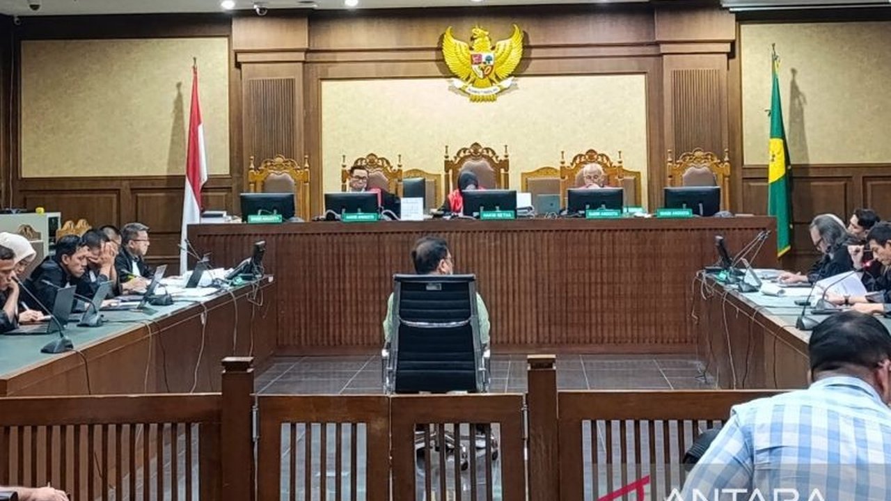 Zarof Ricar, mantan pejabat MA, mengklaim memiliki kekayaan Rp915 miliar dan 51 kg emas dari bisnis perantara tambang.
