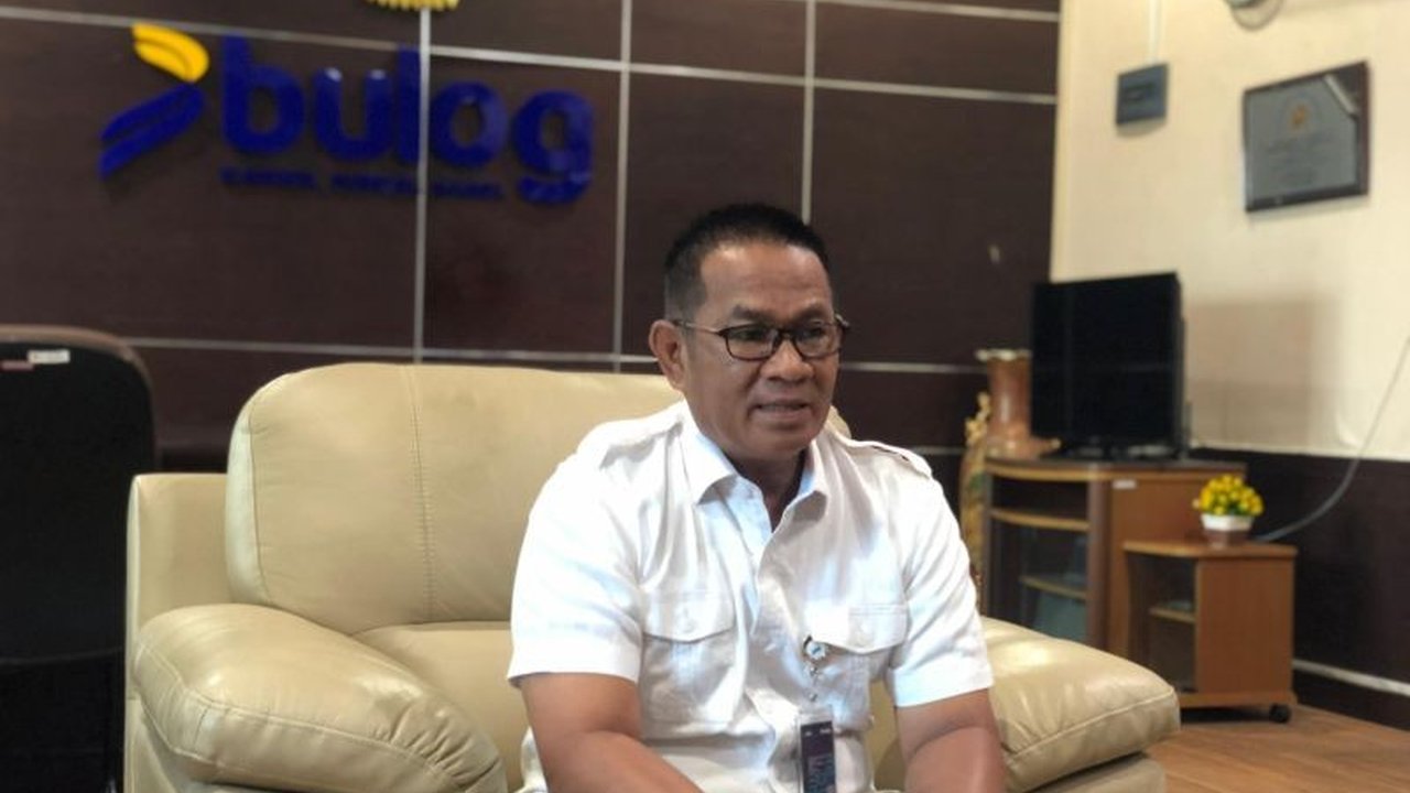 Bulog Sumsel Babel melakukan fumigasi untuk menjaga kualitas beras di gudang penyimpanan dari serangan hama, memastikan beras tetap berkualitas.