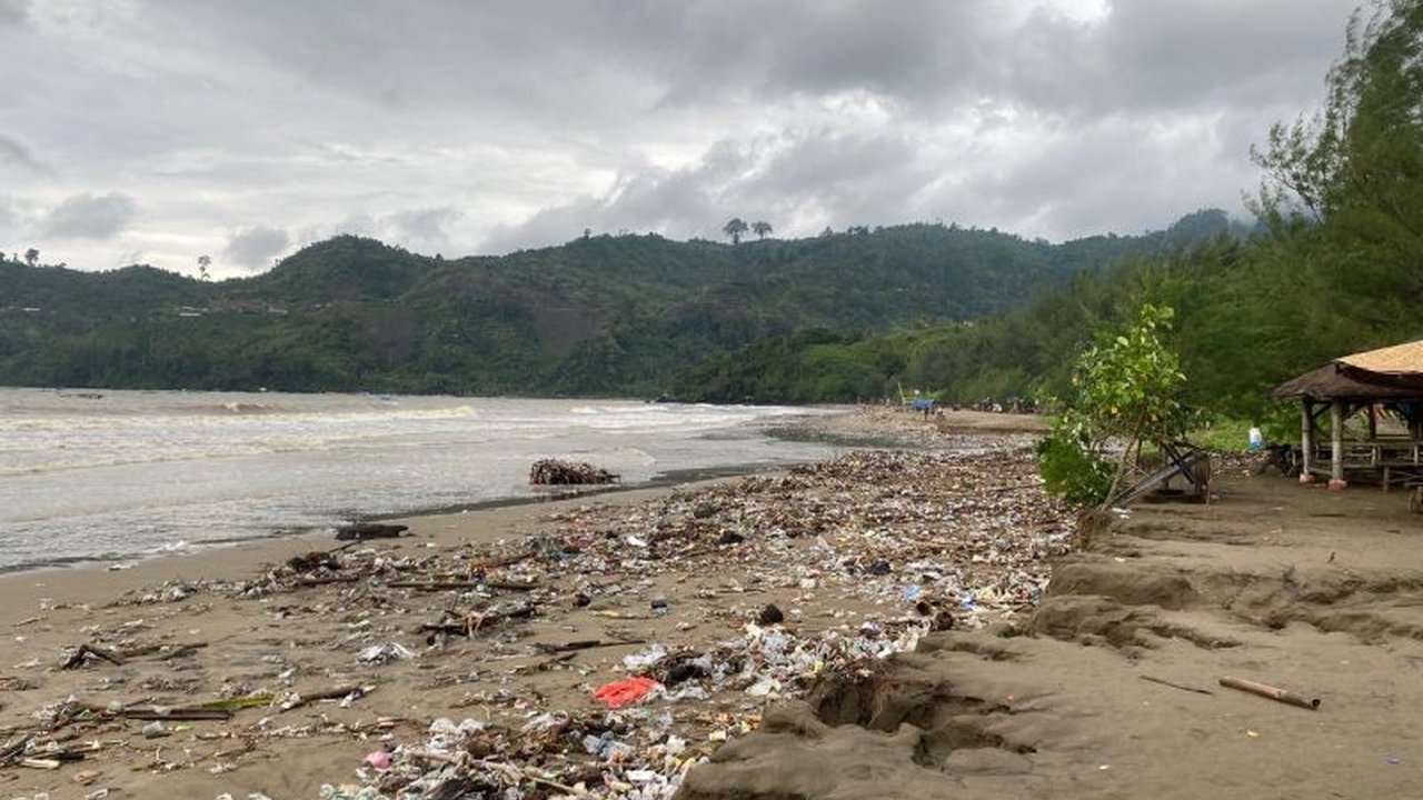 Lima pantai di Tulungagung tercemar sampah kiriman akibat luapan Sungai Niyama. DLH koordinasi dengan Pokdarwis untuk pembersihan.