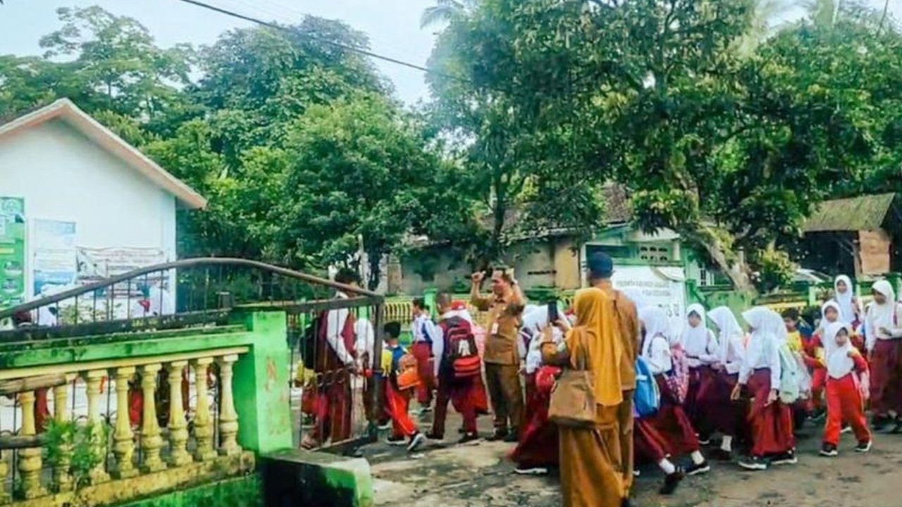Kegiatan belajar mengajar di SDN Kudus 02 Lumajang kembali normal setelah penyegelan dibuka, siswa dapat belajar seperti biasa.